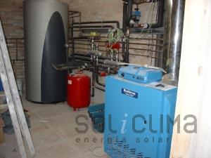 Caldera de gasóleo de alto rendimiento + agua caliente y calefacción solar con suelo radiante 