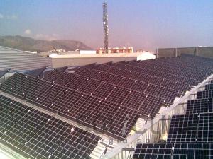 Paneles solares sobre cubierta de nave industrial 